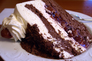 Perbedaan Antara Black Forest Cake vs Sponge Cake : Dua Karya Klasik dalam Dunia Kue