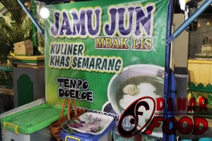 Nikmatnya Wisata Kuliner Malam di Aloon-Aloon Semarang : Menikmati Hangatnya Jamu Jun Mbak Lis