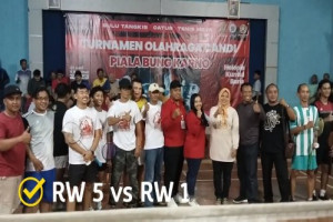 Meninjau Babak Semifinal Turnamen Bulutangkis Kelurahan Candi dalam Rangka HUT RI Ke-78