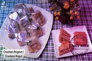 Crackers Rogout : Crackers Rogut Semarang Cemilan yang Crunchy Lembut Lezat Enak Cocok untuk Arisan
