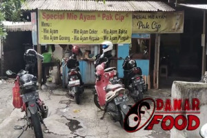 Warung Mie Ayam Pak Cip Buat Makan Siang : Kuliner Legendaris Semarang dengan Porsi Super Jumbo