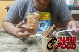 Kolaborasi Kopi Susu Jahe : Ginger Milk Coffee with Roti Pisang Keju Dans Keik Lembut Empuk Enak Murah Semarang