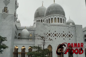 Masjid Sheikh Zayed Solo : Ikon Wisata Religi dengan Sentuhan Timur Tengah dan Budaya Lokal