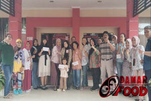 Keseruan Pelayanan Terpadu Akhir Pekan : Lomba Make Up Berpasangan Tanpa Cermin Kecamatan Candisari