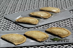 Mengenal Pastel : Warisan Kuliner Klasik Lezat Gurih dan Medium Seni Rupa yang Sarat Makna Budaya