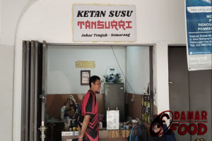 Ketan Susu Tansurri Johar Semarang : Kuliner Tradisional dengan Topping Kekinian yang Viral dan Hits